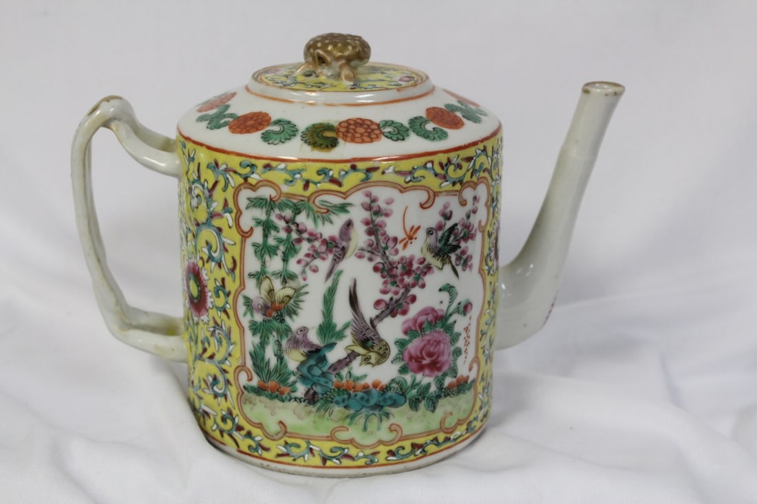 A Chinese Famille Jaune Teapot: Rare piece - 19th century - 7 inches across