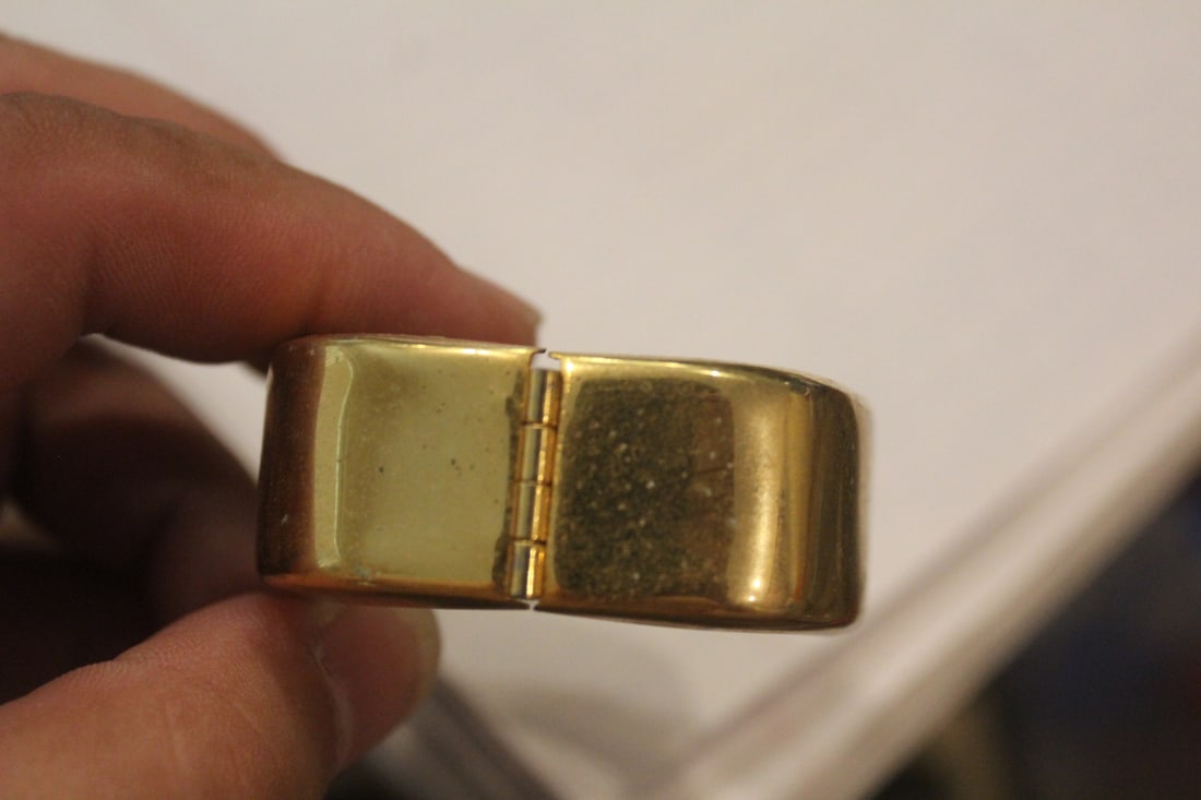 Retro Metal Hinged Bangle Bracelet - 4