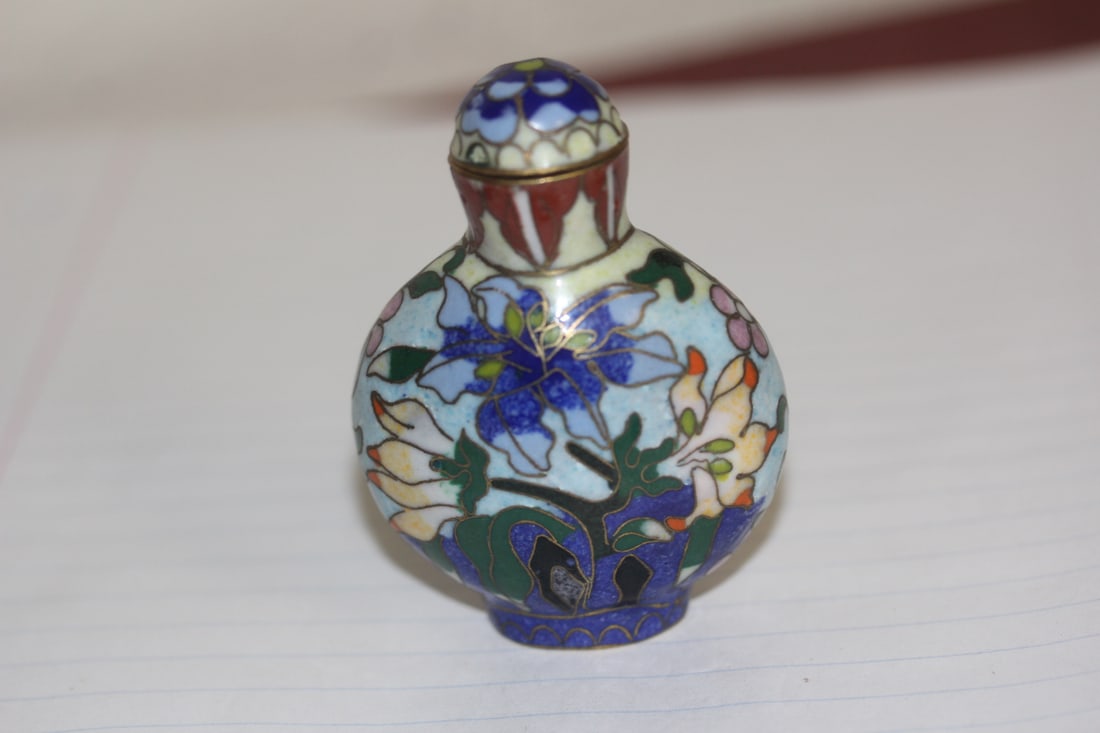 Chinese Cloisonne Snuff Bottle: 2 7/8" tall
