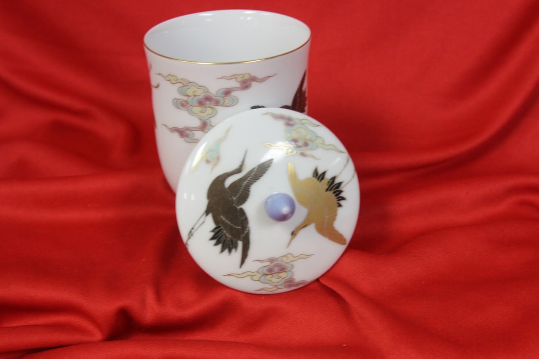 A Japanese Fukugawa Ceramic Teacup and Lid: signed - 5" tall
