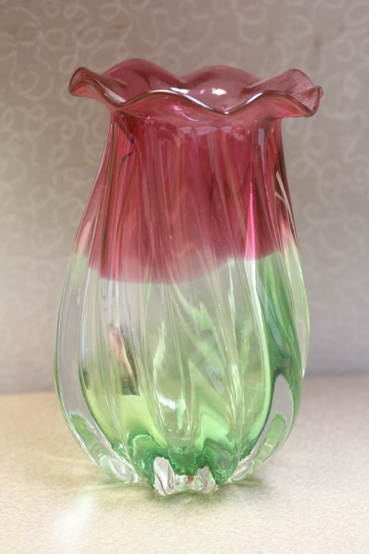Art Glass Vase: 7 1/2" tall