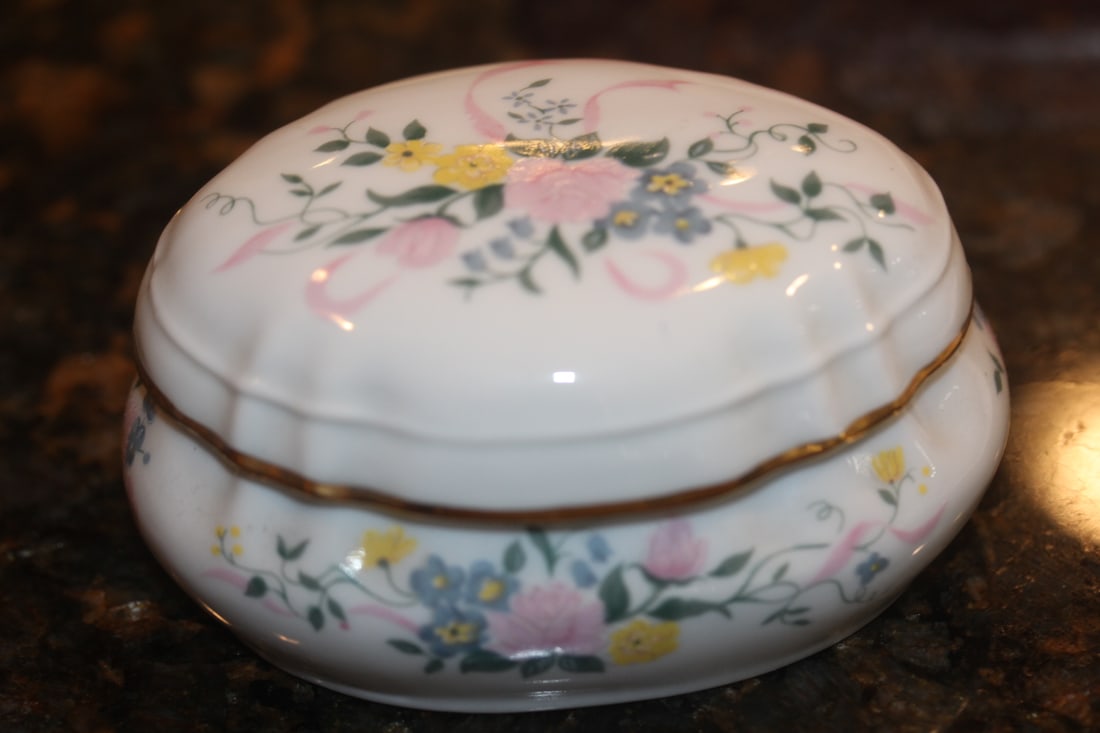 Porcelain Music Trinket Box: 4 1/2" across