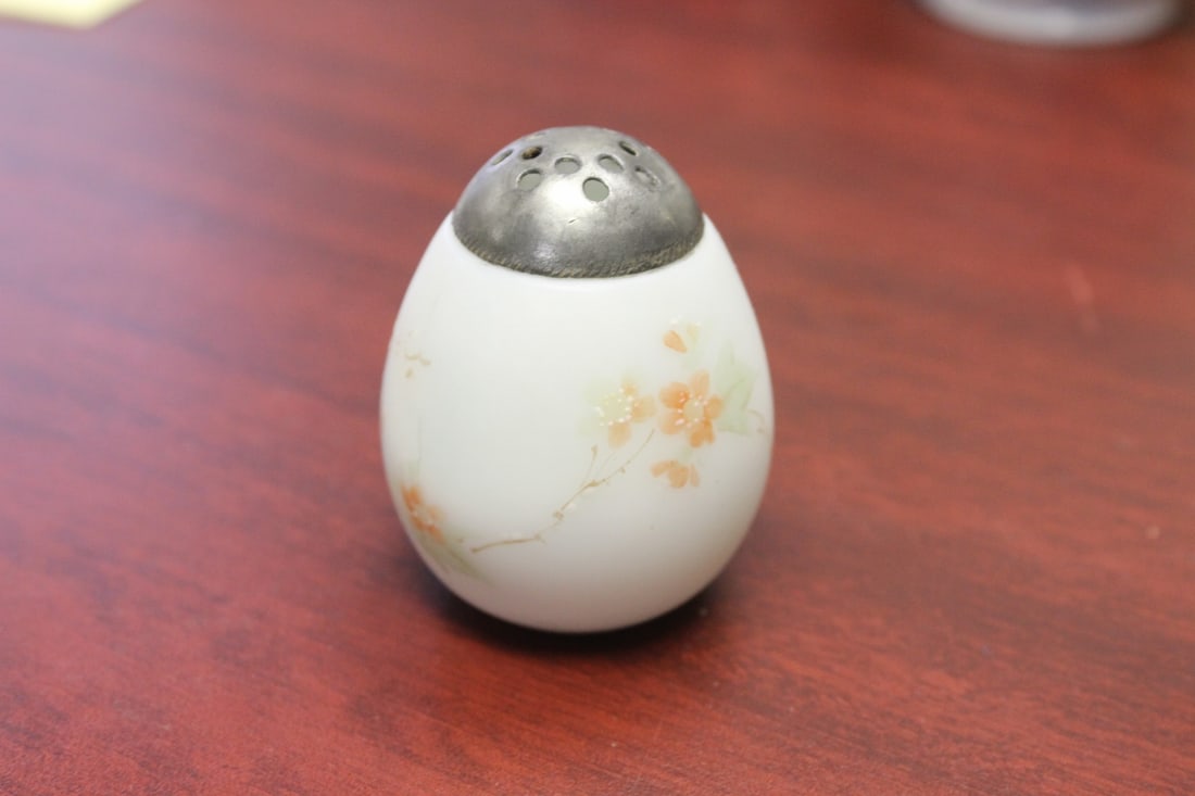 A Mount Washington Salt and Pepper Shaker: 2 5/8" tall