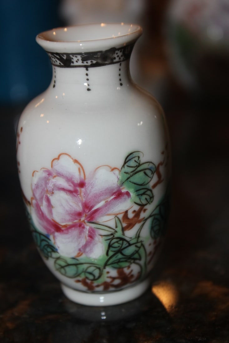 Small Chinese Porcelain Vase: 2 7/8" tall