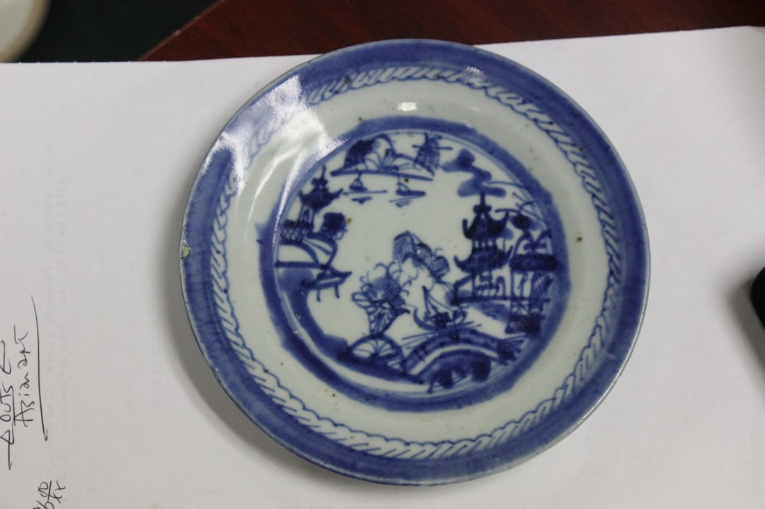A Chinese Export Flow Blue Plate: 6" in diameter - 19th century