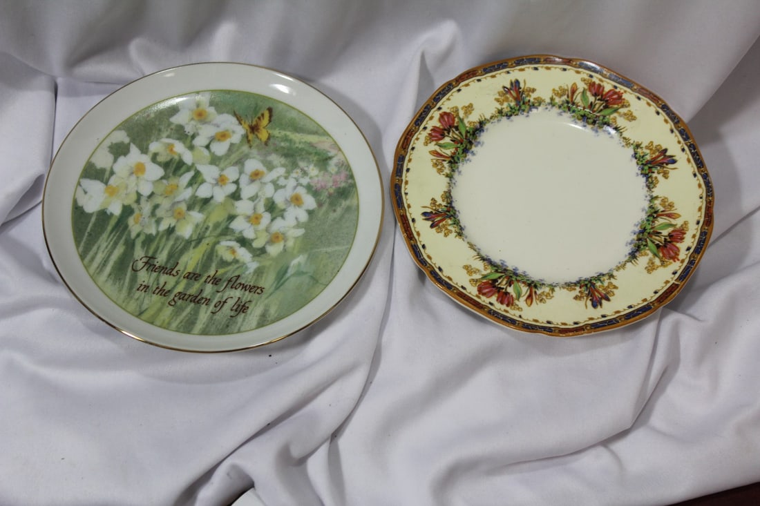 A Lot of 2 Antique/Vintage Plates: 6 1/4" in diameter each