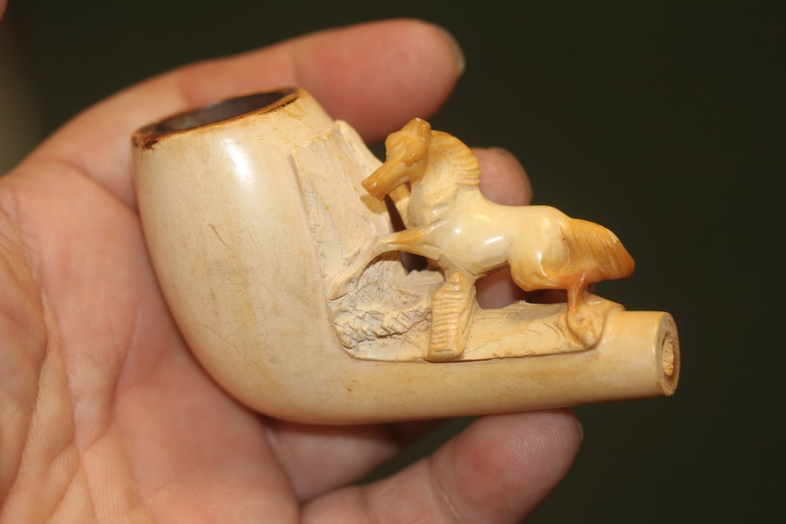 Antique Meerschaum Pipe: horse motief - nice carving