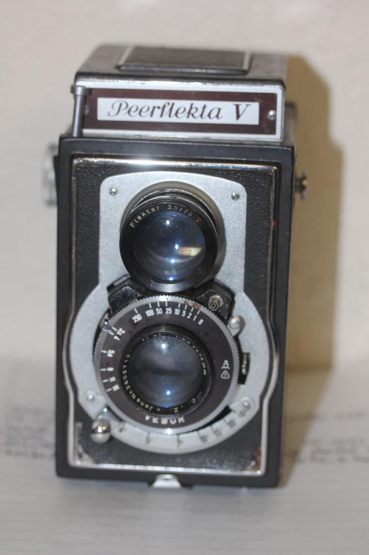 Peerflekta V Twin Lens Camera: please note: not tested to see if works or not