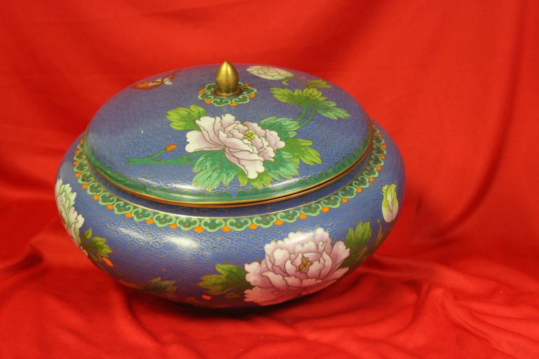 A Large Cloisonne Bowl with Lid: 10 inches in diameter