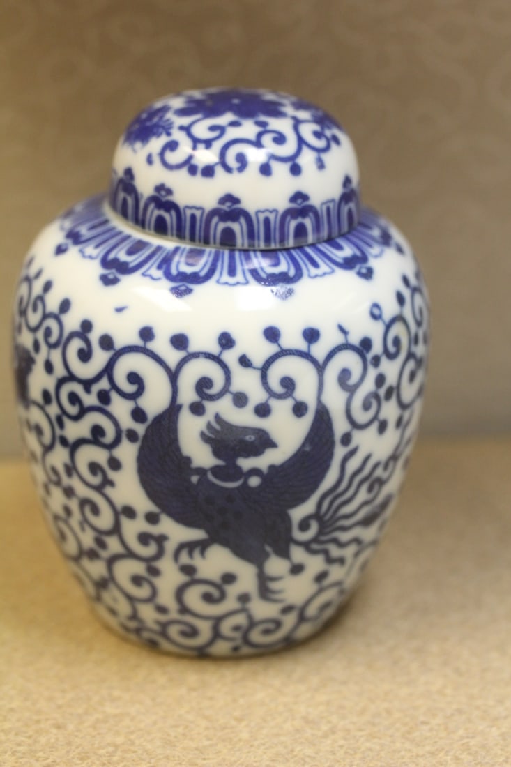 Antique Blue and White Jar: Chinese/Japanese/Asian - 5 1/2" tall