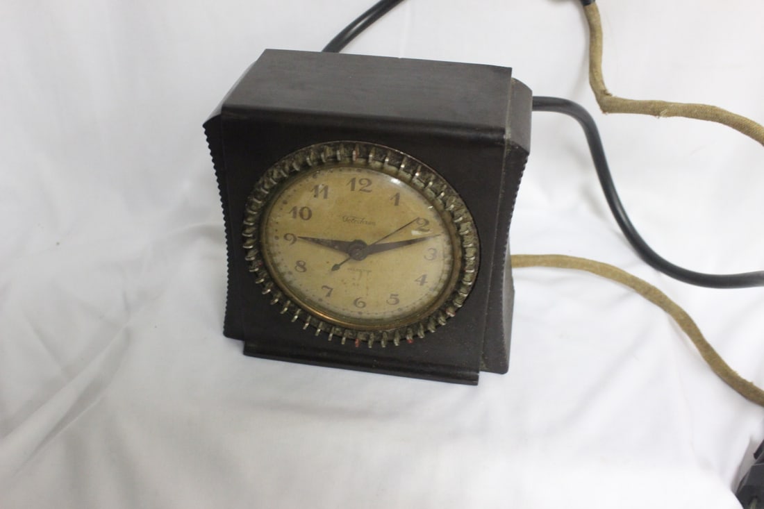 A Vintage Bakelite Clock: 5 1/4" tall - appears to be working when plugged in