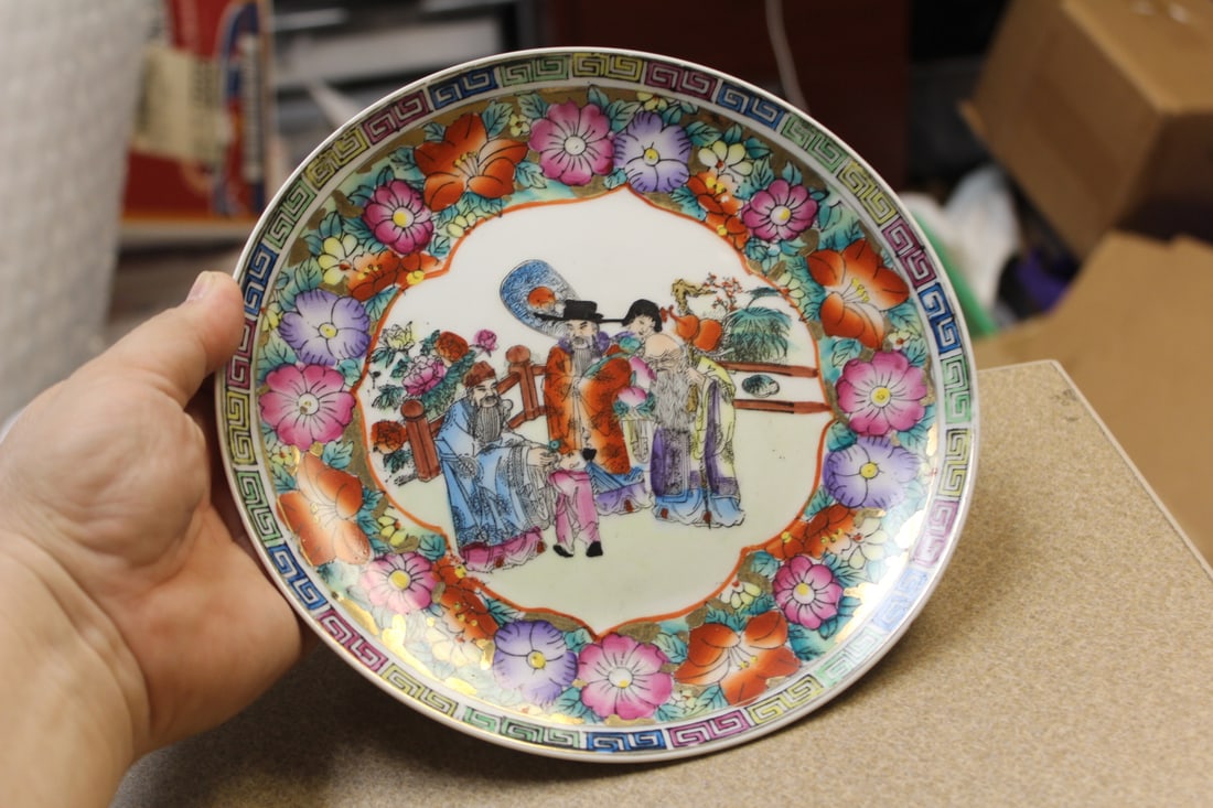 Chinese Rose Medallion Plate: 8 1/4" in diameter