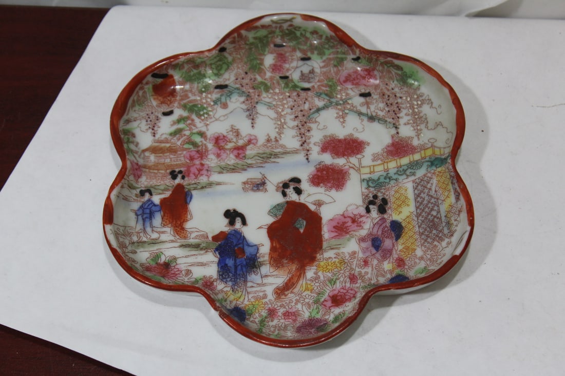 A Japanese Ceramic Kutani Tray: 7 1/4" across
