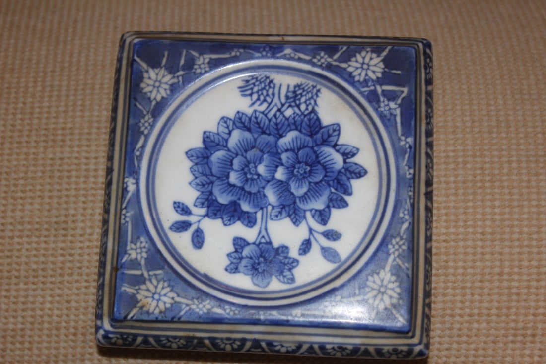 Chinese Porcelain Stand: blue and white - signed - 4 1/2" square