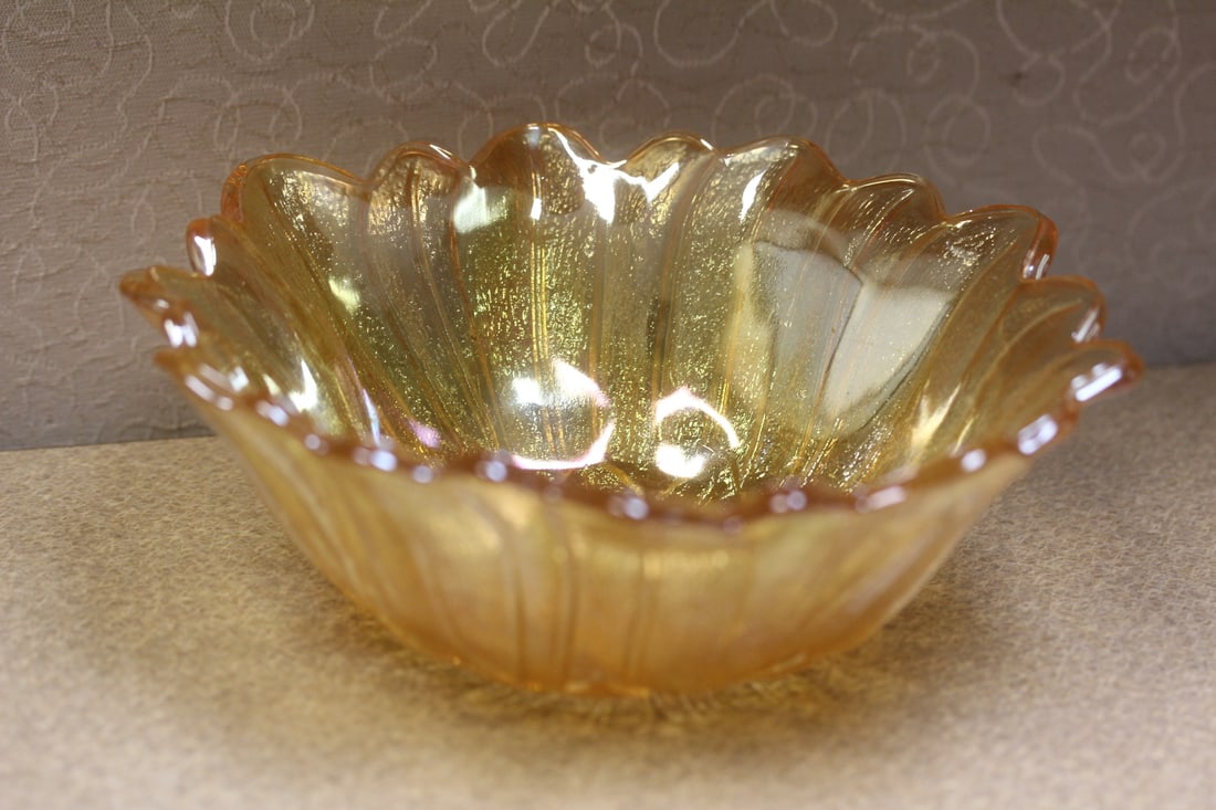 Carnival glass bowl: 7" in diameter