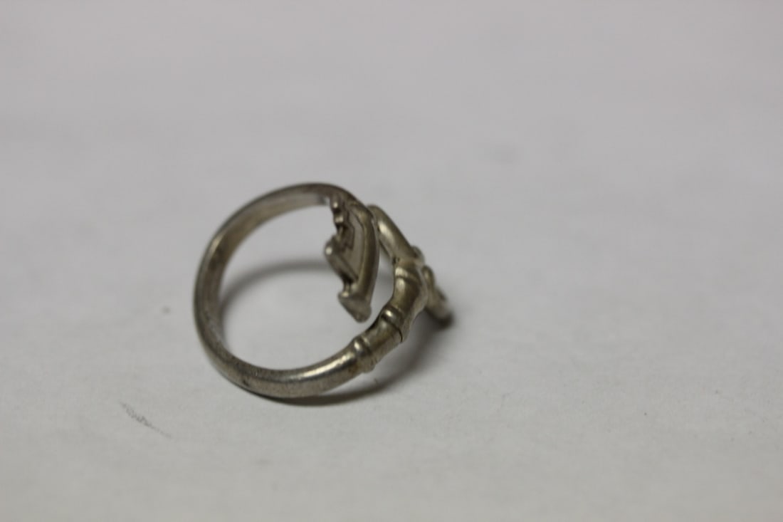 An Avon Sterling Key Ring: Marked - size 6