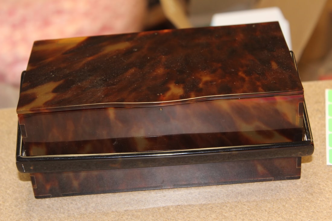 Vintage Lucite Purse/Box: 7" across