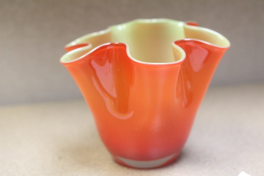 Art Glass Bowl: 4 1/4" tall