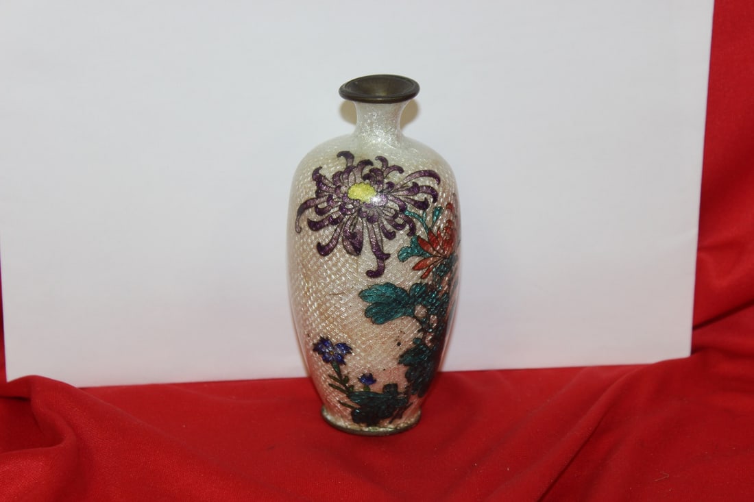 A Signed Japanese Jinbari Vase: 5" tall
