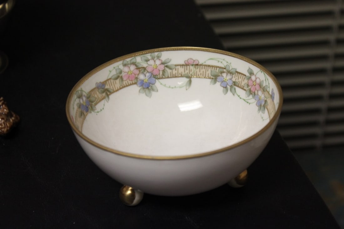 A Nippon 3 Legged Bowl: 5 1/8" in diameter