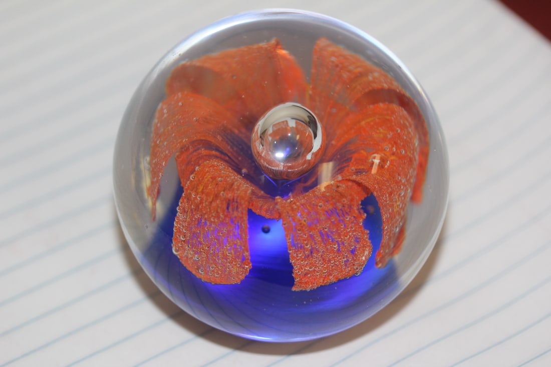 Art Glass Flower Paperweight: 2 1/2" in diameter