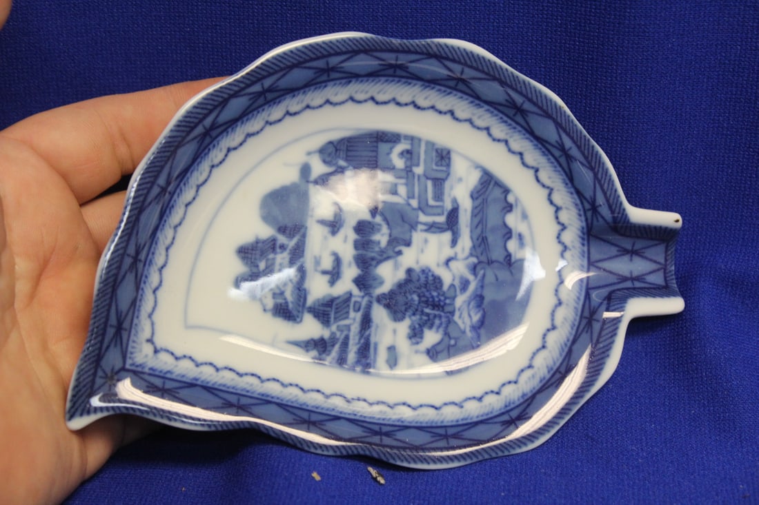 A Mottahedeh Leaf Form Ashtray: 6 1/4" across
