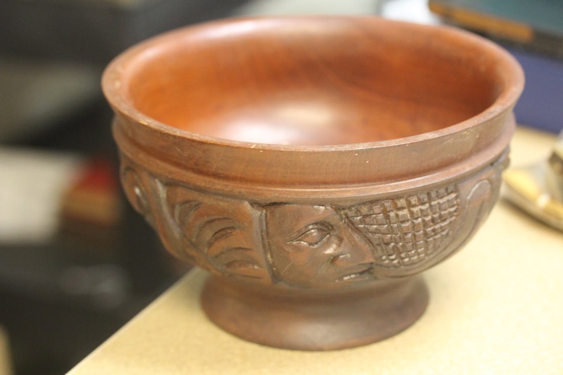 Signed Hecho Amano Carved Wooden Bowl: 7" in diameter
