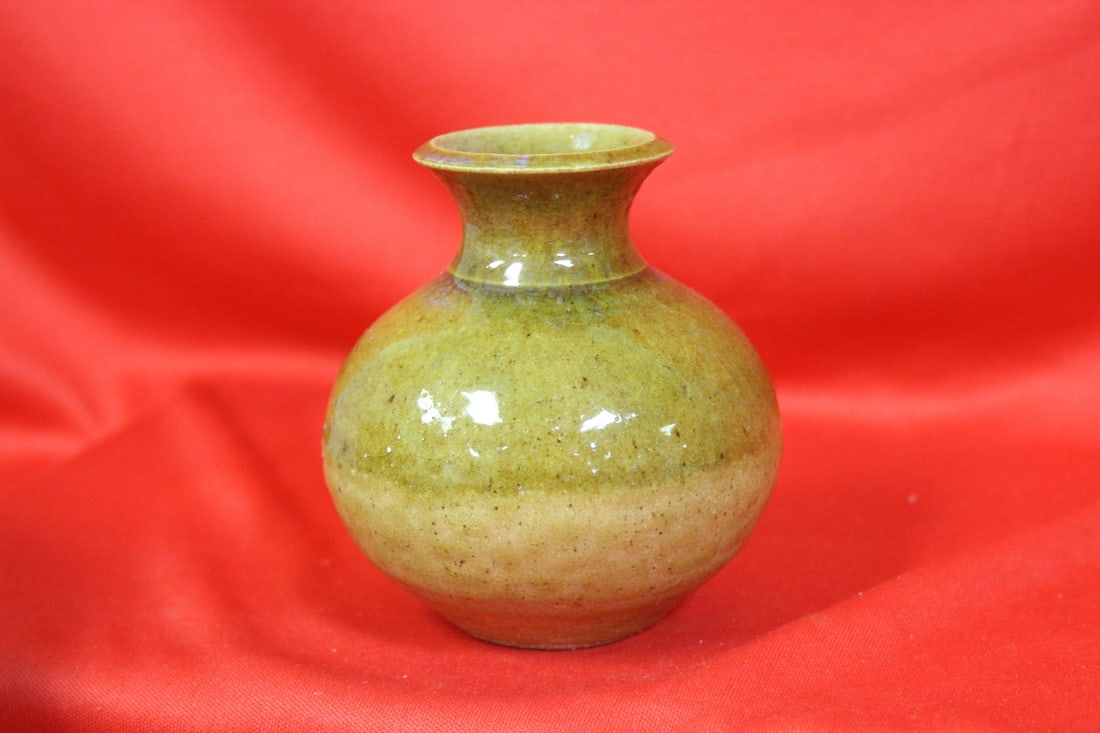 A Chinese?Oriental? Bottle: 3 3/4" tall