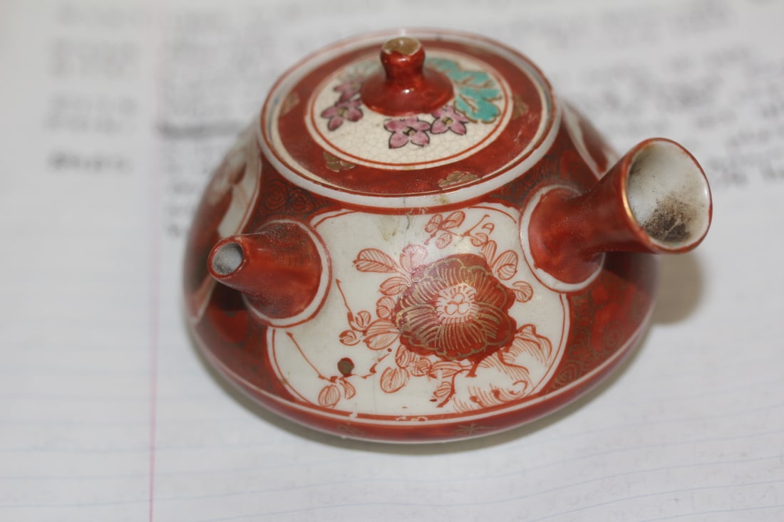 Antique Japanese Kutani Pot: please note: lid stuck and cannot be opened - as found - 4 inches wide