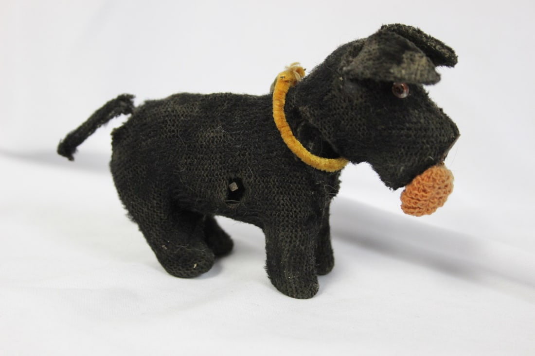 A Vintage Wind Up Scotty Dog Toy: 4 1/4" long - as found