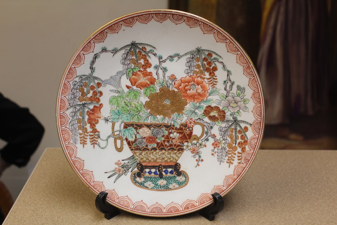Antique Japanese Kutani Plate: artist signed - 10" in diameter