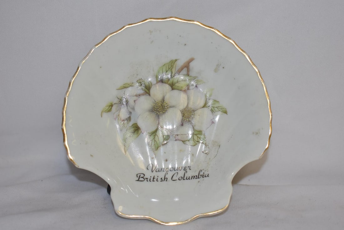 A Canadian Sea Shell Porcelain Tray: 5 1/4" in diameter