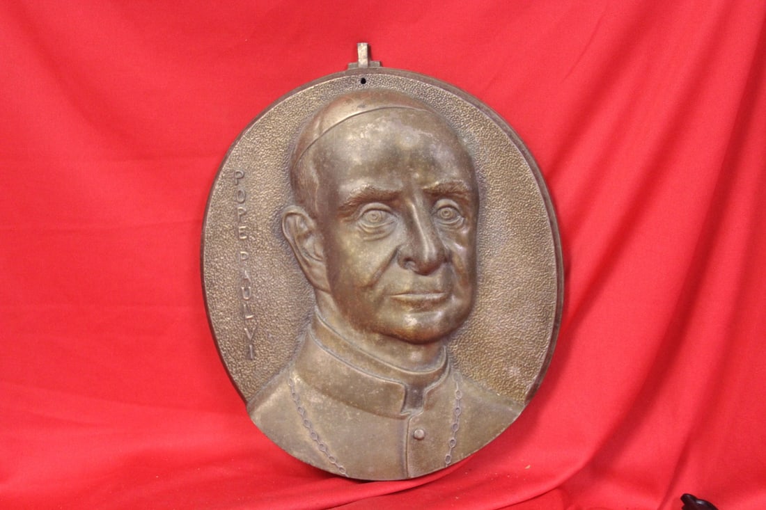 A Pope Plaque: 9 7/8" in diameter