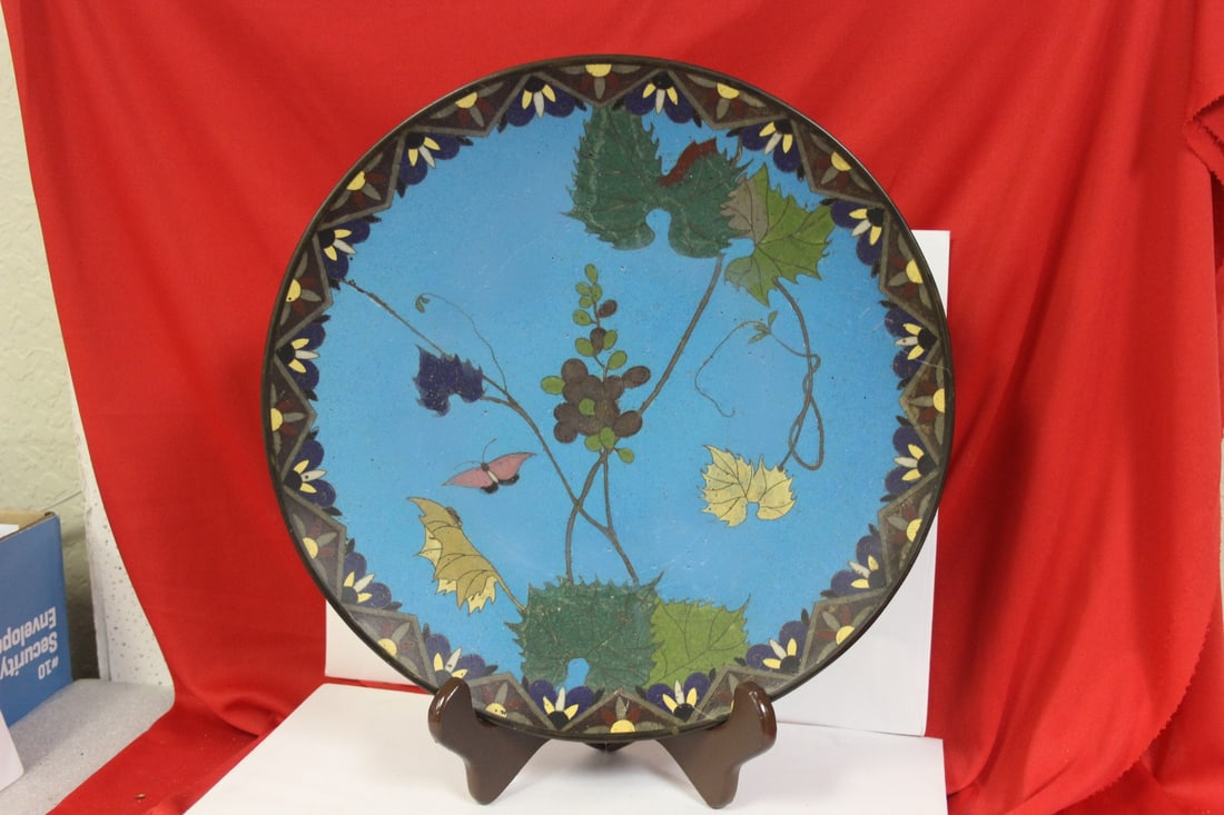 A Japanese Charger: 19th century - 12" in diameter