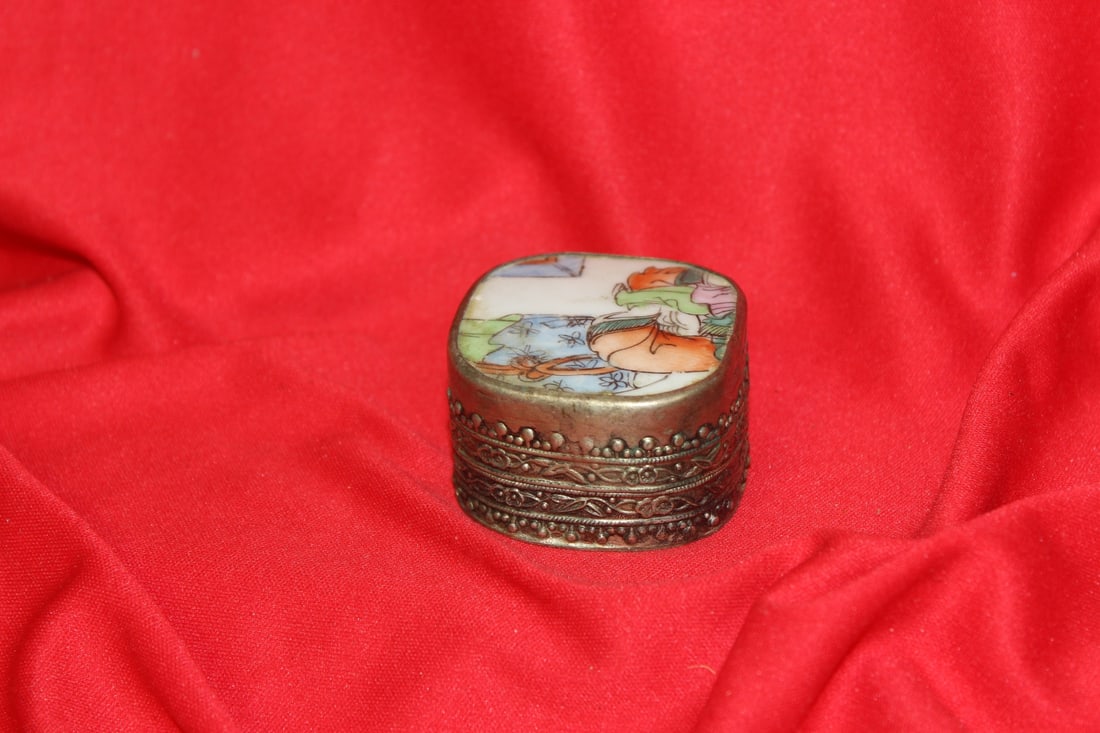 A Vintage Chinese Ceramic Top Trinket Box: 2 inches wide
