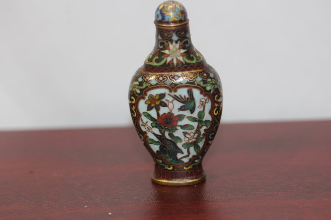 Chinese Cloisonne Snuff Bottle: appeared to be well made - 2 7/8" tall