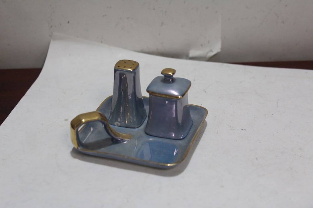 A Set of Ceramic Salt and Pepper Shaker (1 of 3)