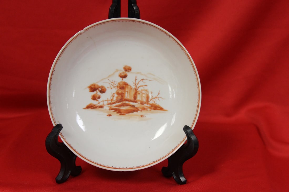 A Chinese Export Bowl: Antique - 19th century - please note: chip - 5 1/2" in diameter