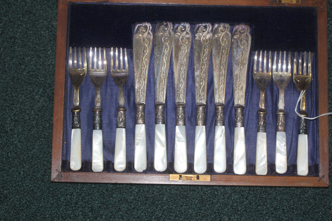 Mother of Pearl Knives and Forks Set (1 of 4)