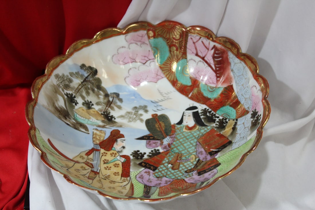 An Antique/Vintage Japanese Kutani Bowl: 9 7/8" in diameter