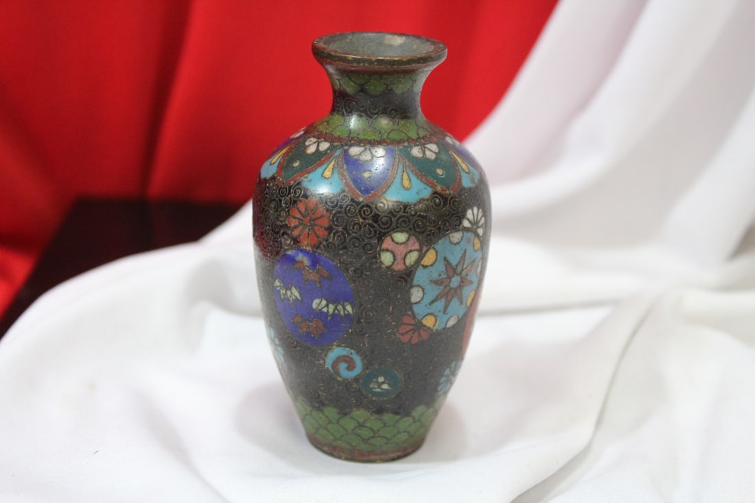 An Antique Japanese Cloisonne Vase: 3 5/8" tall