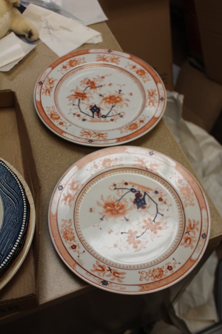 Pair of Signed Chinese Export Plates: 10 5/8" in diameter each
