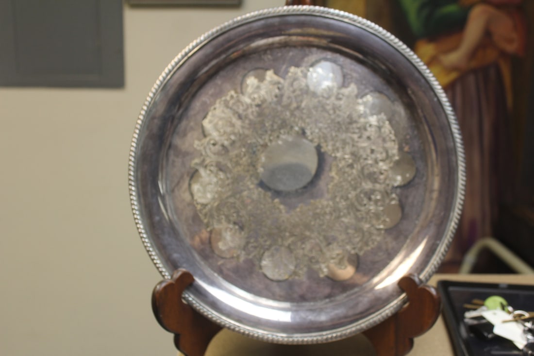 Oneida Silverplate Tray: 14" in diameter