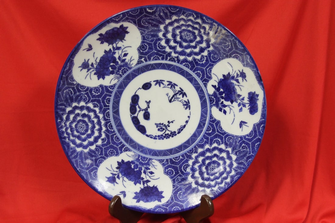 A Japanese Blue and White Porcelain Imari Plate: 11 1/2" in diameter