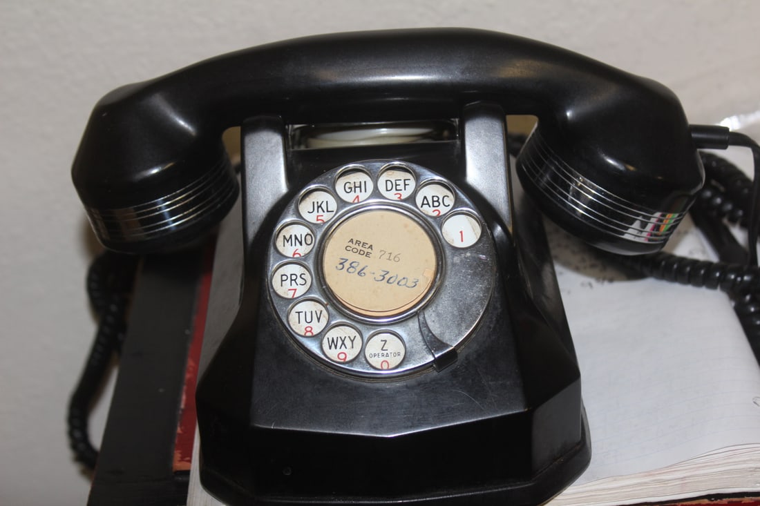 A Vintage Bakelite Telephone (1 of 4)