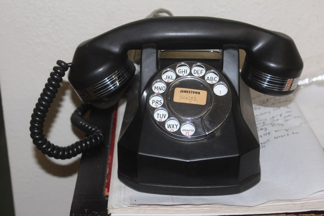 A Vintage Bakelite Telephone (1 of 8)