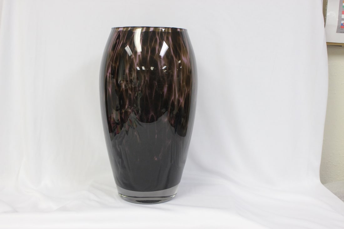 An Art Glass Vase: 11 3/4" tall