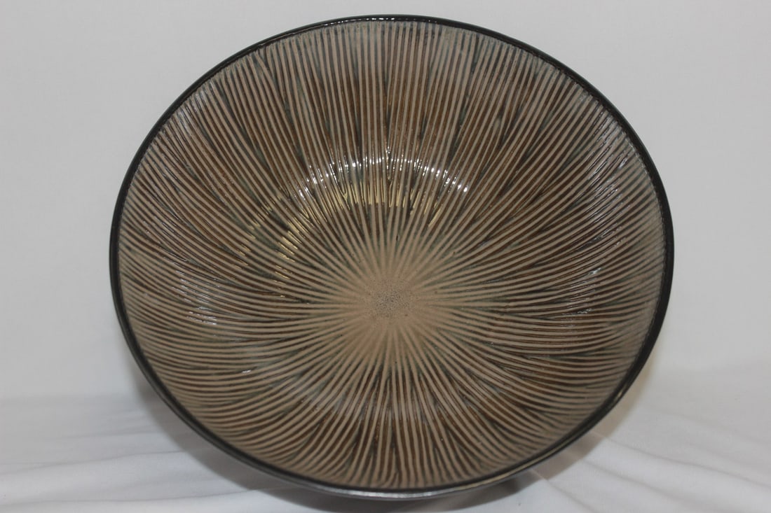 An Art Pottery Style Bowl (1 of 3)