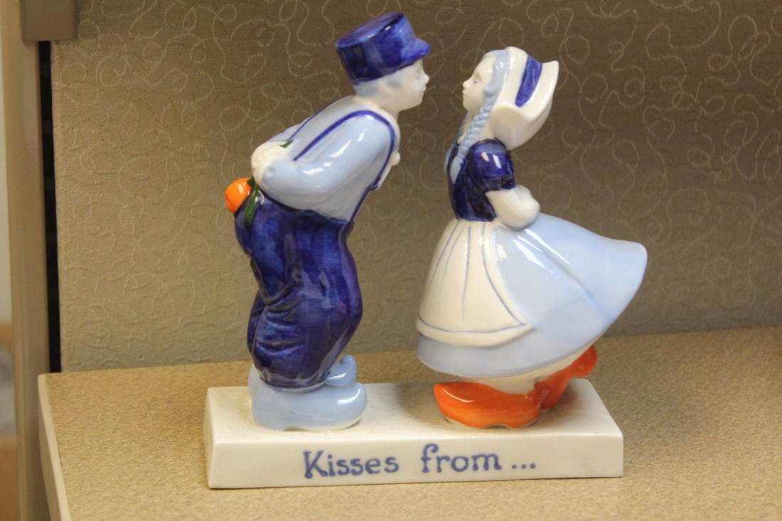Delft Kisses: 7" tall