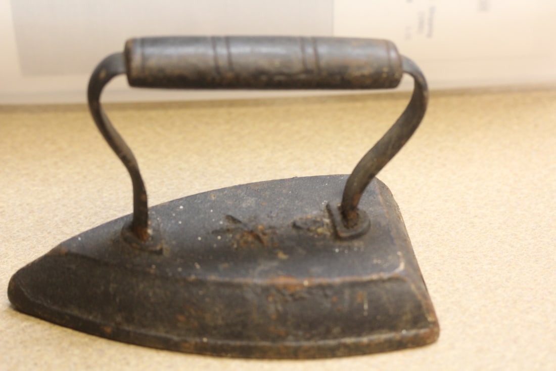 A Vintage Cast Iron Cloth Iron (1 of 5)